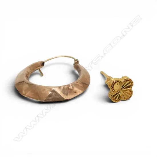 2 SINGLE EARRINGS, 22ct 0.98gm & 9ct 0.63gm