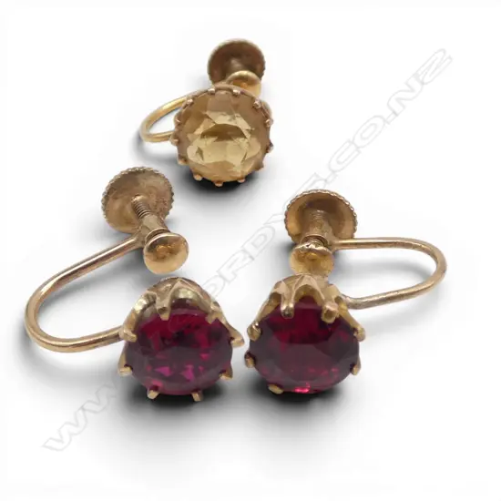 Pr 9ct gold & red stone earrings + 1 x 9ct & gem set earring. Screw on type. 3.2gms.