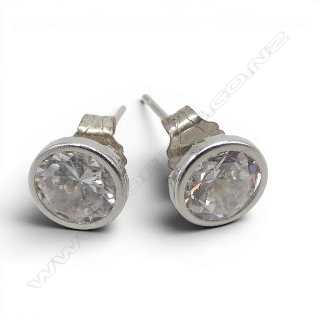 STG SILVER & CZ RUB OVER SET OF STUD EARRINGS 0.9gms Image 1++
