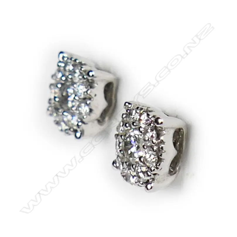 PR 9ct & CLUSTER DIAMOND EARRINGS twenty diamond, G-H, SI, 1.4gms WITH VALUATION Image 1++