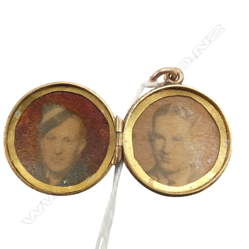 9CT SWEETHEART LOCKET, NZ AIRFORCE LOGO 21mm dia 4.3gms Image 1++