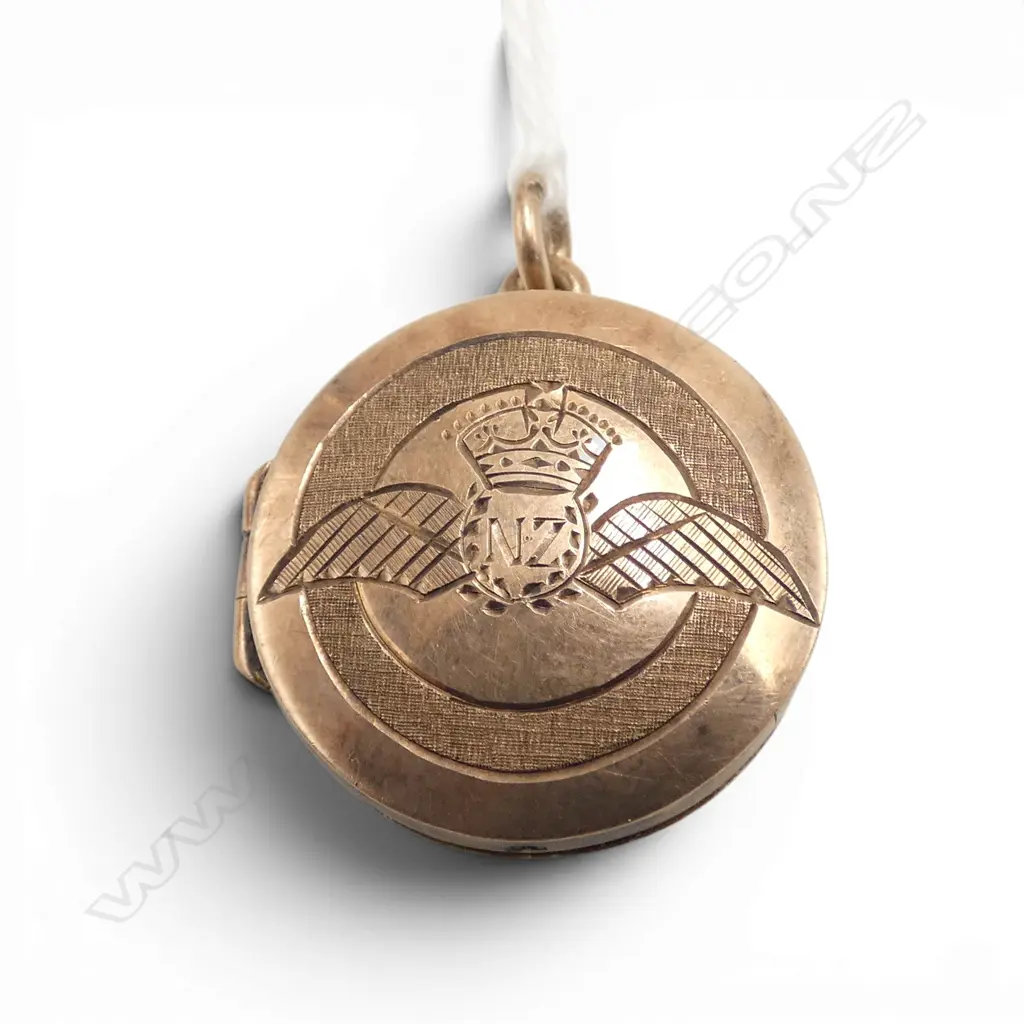9CT SWEETHEART LOCKET, NZ AIRFORCE LOGO 21mm dia 4.3gms Image 1++