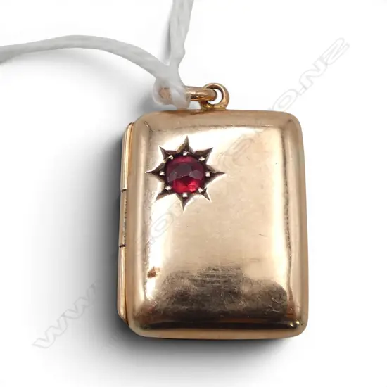 9CT LOCKET PENDANT w. RED STONE 21x17mm 3.7gms