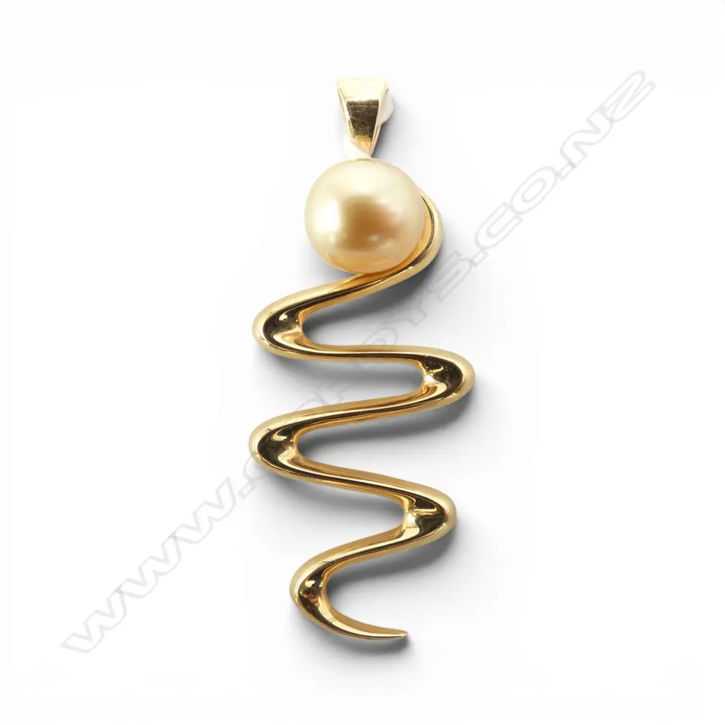 Designer 18ct  gold & lge cultured South Sea pearl dia.9.9 x 9.3mm zigzag pendant. L.50mm. 6.2gms. Valuation availab Image 1++