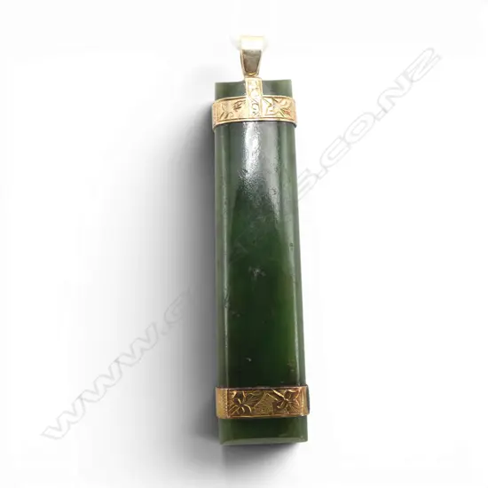 9ct gold and pounamu bar pendant L.52mm.