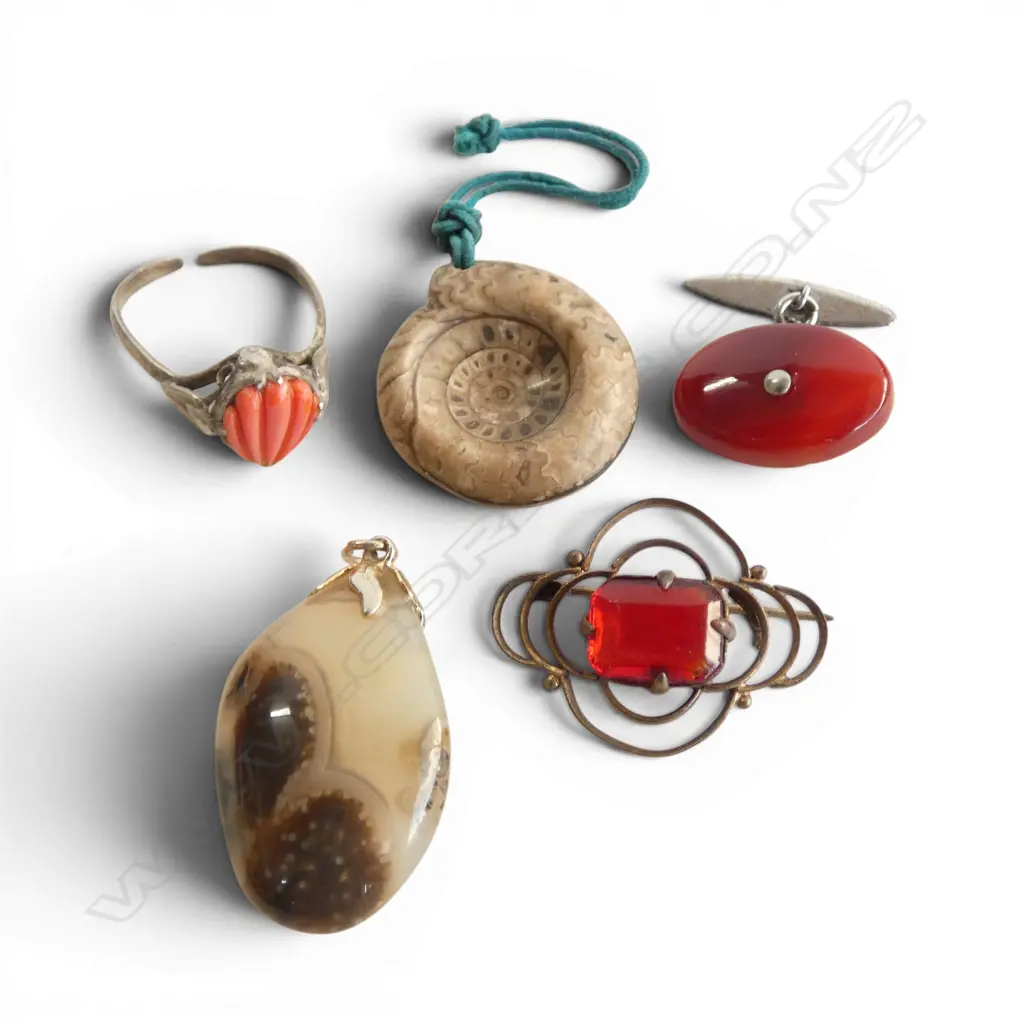 5 VINTAGE JEWELLERY ITEMS: coral ring. red stone brooch. agate. cufflink. ammonite pendant Image 1++