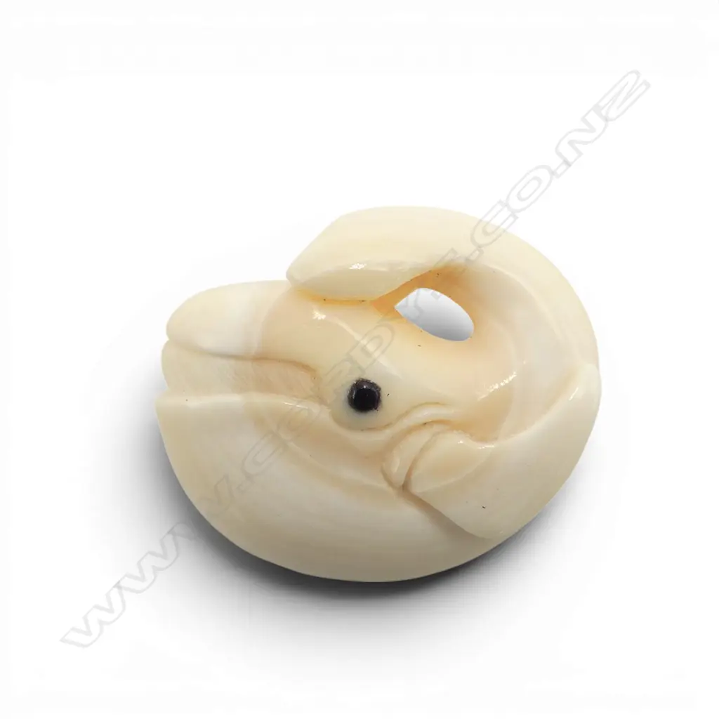 Fumio Noguchi (JAPANESE/NZ) WHALE TOOTH CARVED WHALE NETSUKE goat horn eyes. Signed. L.26mm Image 1++