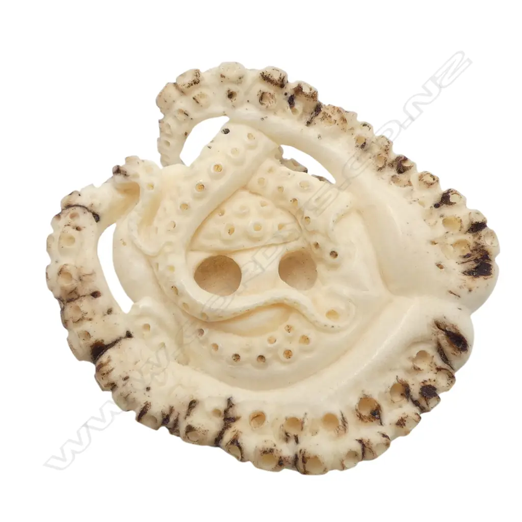 Fumio Noguchi (JAPANESE/NZ) CARVED OCTOPUS DEER ANTLER NETSUKE horn eyes. With card. L.50mm Image 1++