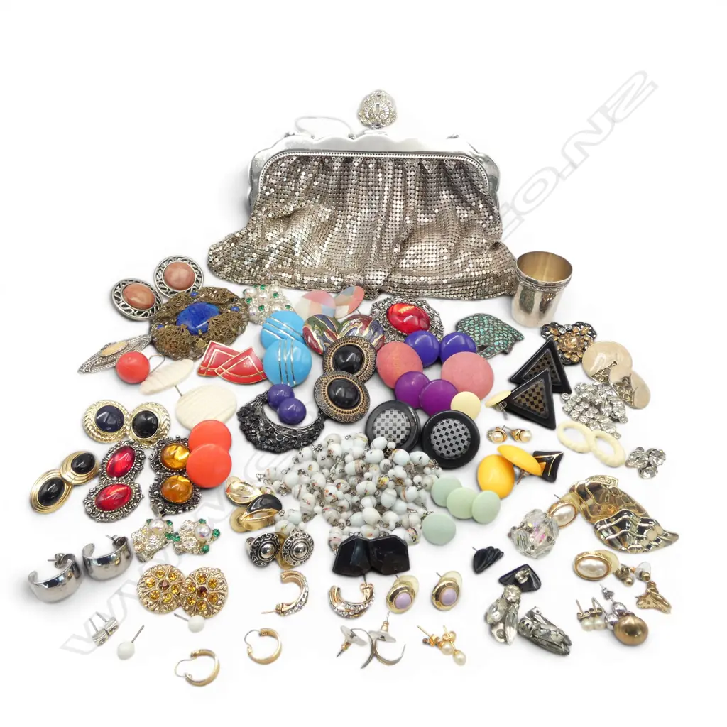 ASST. COSTUME JEWELLERY (EARRINGS ETC) IN SILVER MESH EVENING BAG Image 1++