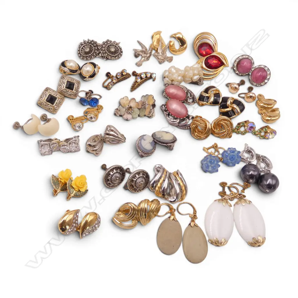 TWO BOXES OF VINTAGE SCREW AND CLIP ON EARRINGS Image 1++