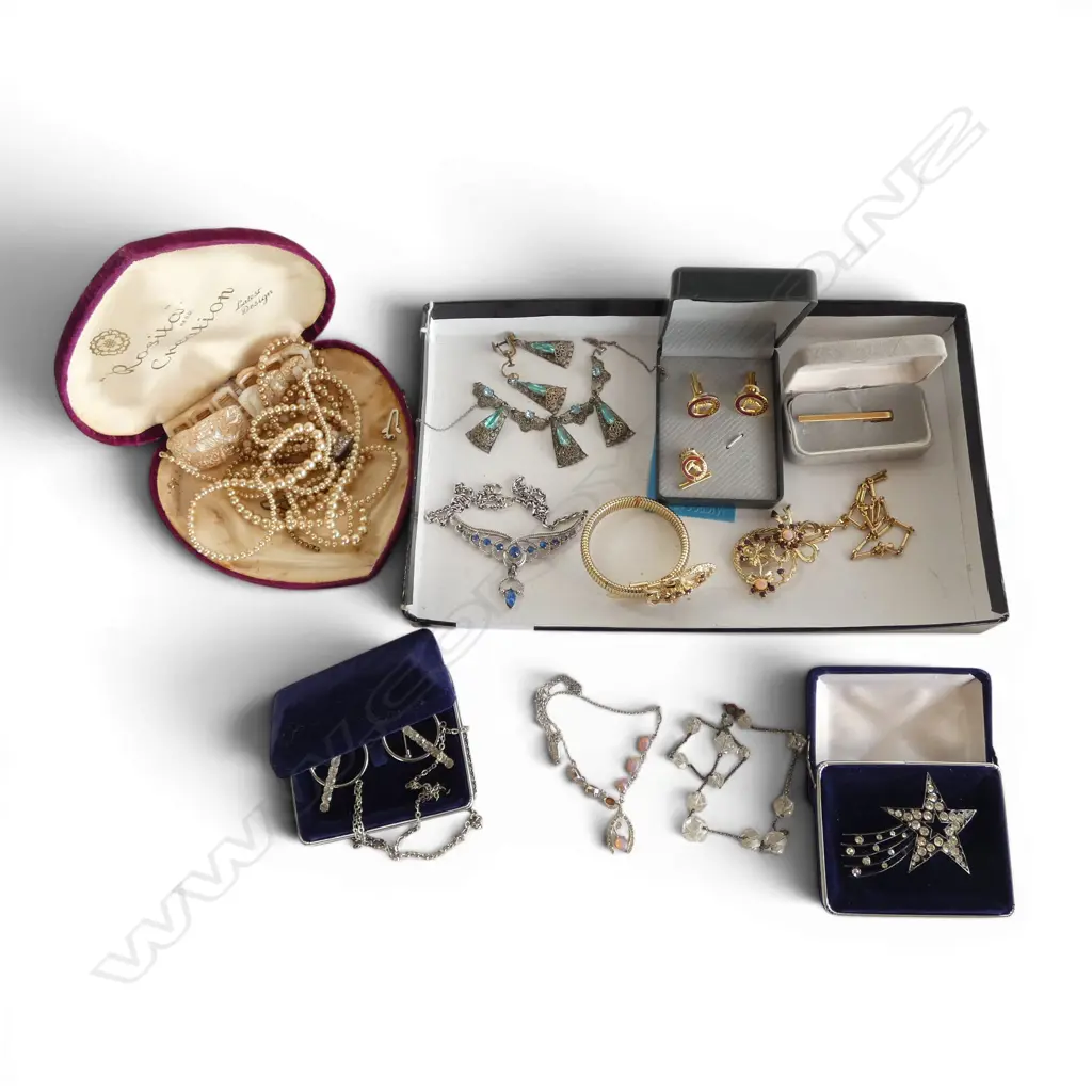 TRAY OF ASSORTED COSTUME JEWELLERY Image 1++