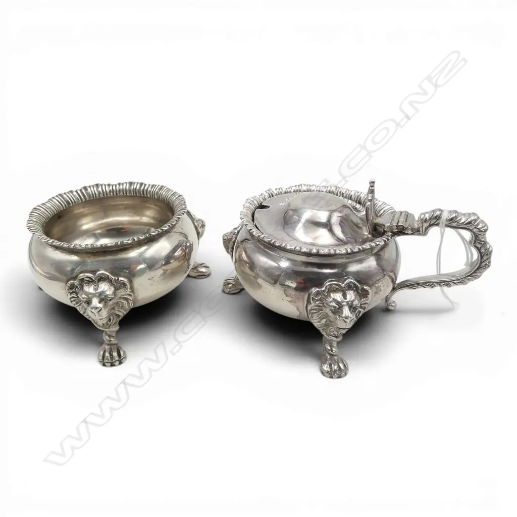 Lion mask mounts to the lion's paw feet Image 1++
