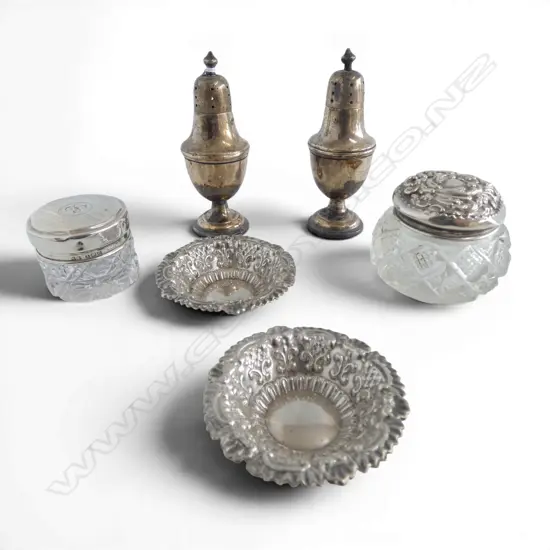 6 PCES STG SILVER, PR PEPPERETTES, 2 DISHES, 2 LIDDED CONTAINERS 102gms SOME FAULTS