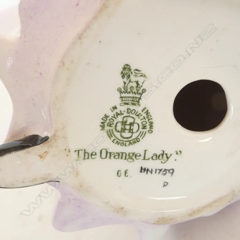 ROYAL DOULTON 'THE ORANGE LADY' FIGURINE H.210mm Image 1++