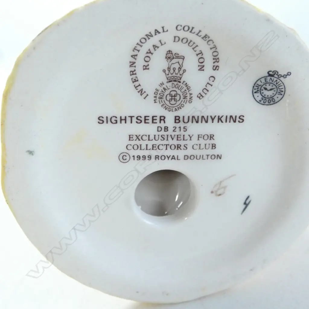 ROYAL DOULTON 'SIGHTSEER' BUNNYKINS FIGURE H.110mm Image 1++