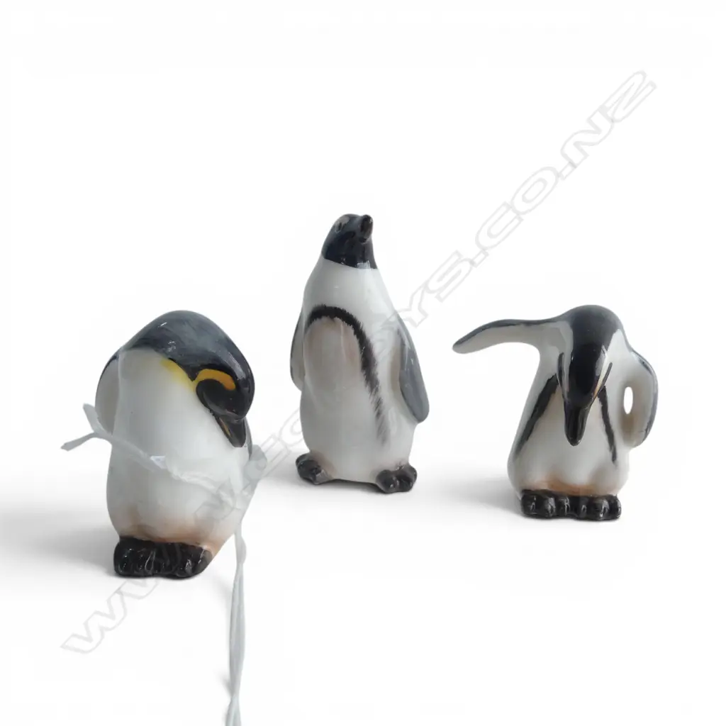 3 ROYAL DOULTON MNIATURE PENGUINS, H.40,40,55mm Image 1++