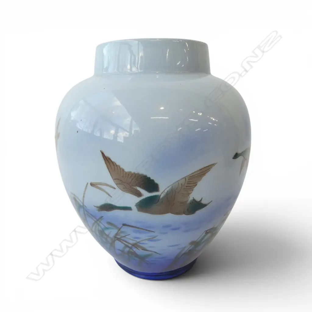 MISTY MORN BY FALCON WARE FEATURING HAND-PAINTED DUCKS FLYING OVER REEDS 200mm H Image 1++