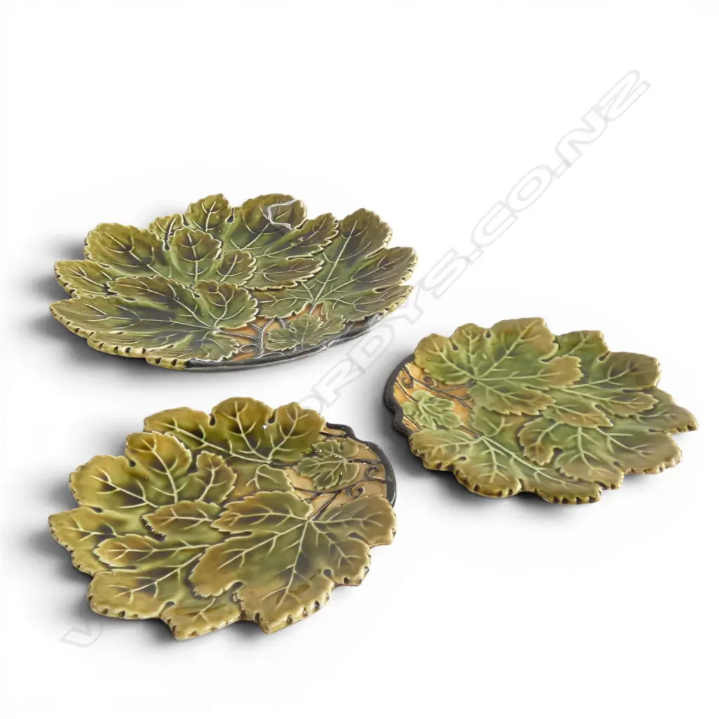 1930S MAJOLLICA GRAPE LEAF LARGE PLATE & 2 SMALLER MADE IN CZECHOSLOVAKIA DIA 250 LARGEST Image 1++