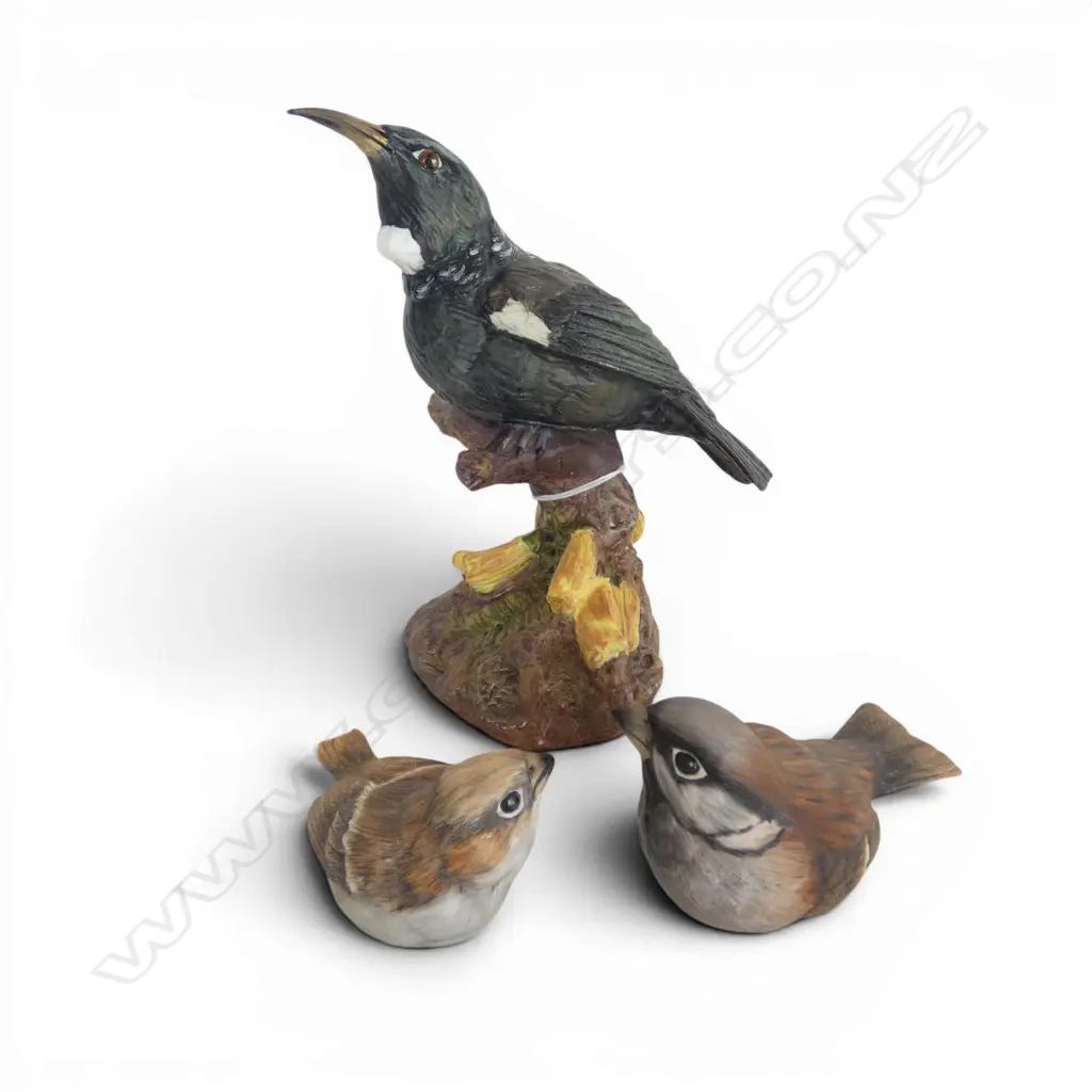 3 N.Z. WHITE HERON HAND PAINTED PORCELAIN NATIVE BIRD ORNAMENTS H.170mm Image 1++