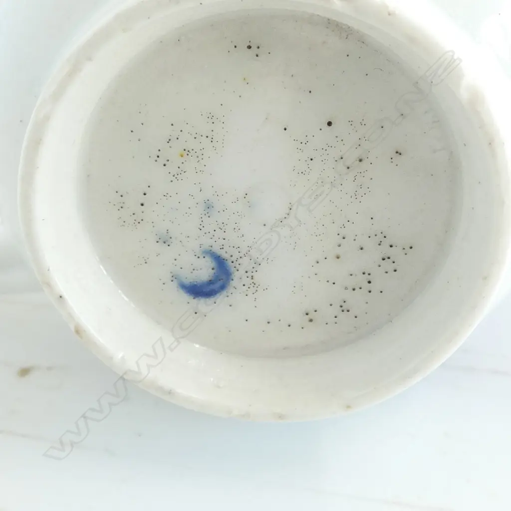 18thC WORCESTER PORCELAIN CUP 'THREE FLOWERS PATTERN' CRESCENT MARK TO BASE, H.62mm, frit to foot Image 1++