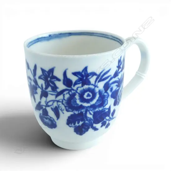 18thC WORCESTER PORCELAIN CUP 'THREE FLOWERS PATTERN' CRESCENT MARK TO BASE, H.62mm, frit to foot