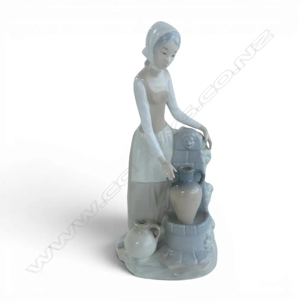 NAO GIRL AT THE FOUNTAIN H.300mm Image 1++