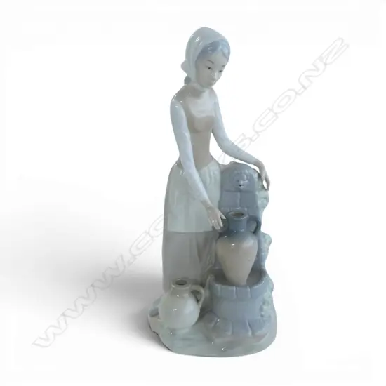 NAO GIRL AT THE FOUNTAIN H.300mm