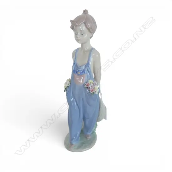 LLADRO POCKET FULL OF FLOWERS FIGURINE H.260mm