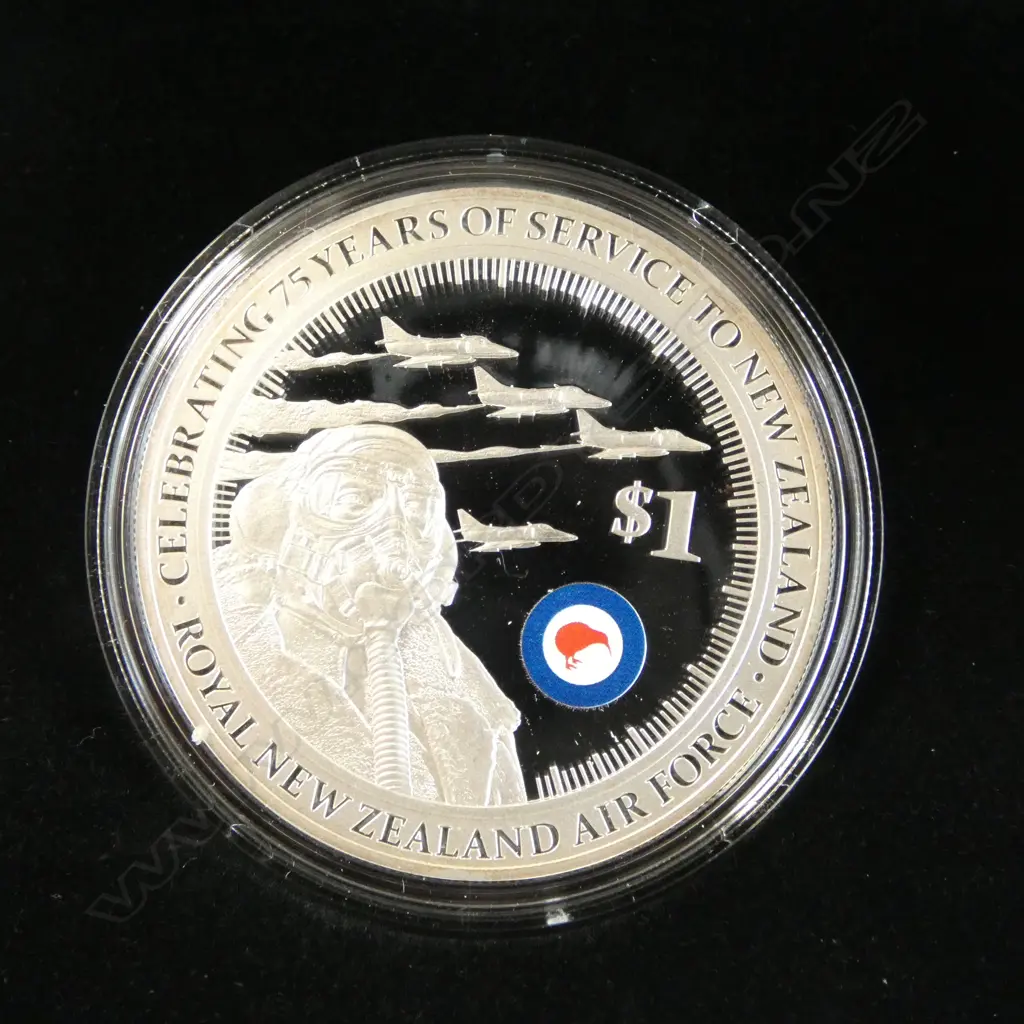 N.Z. AIR FORCE 75YR ANNIV. .999 SILVER PROOF 1oz COIN & BADGE SET No. 1250/2000 Image 1++