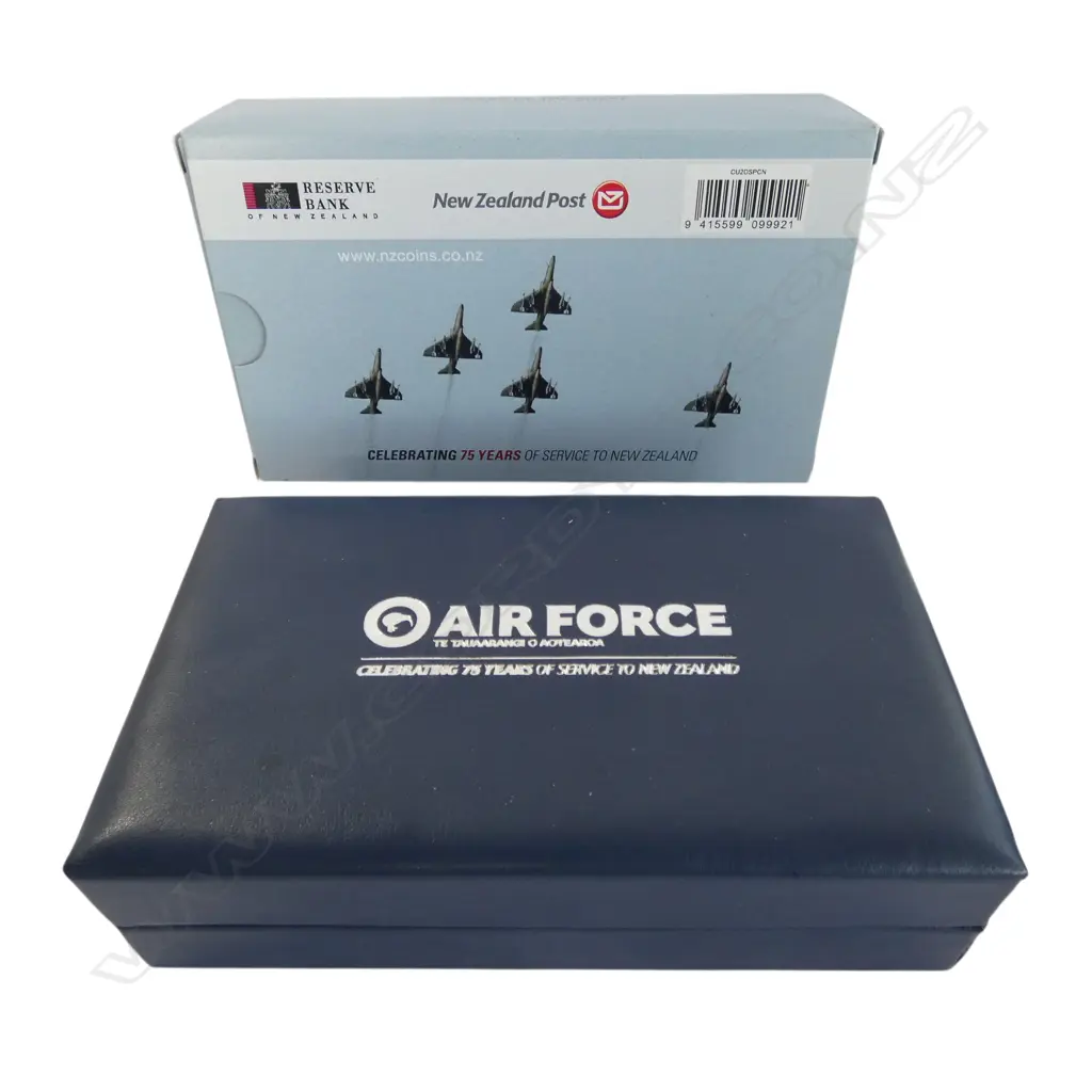 N.Z. AIR FORCE 75YR ANNIV. .999 SILVER PROOF 1oz COIN & BADGE SET No. 1250/2000 Image 1++