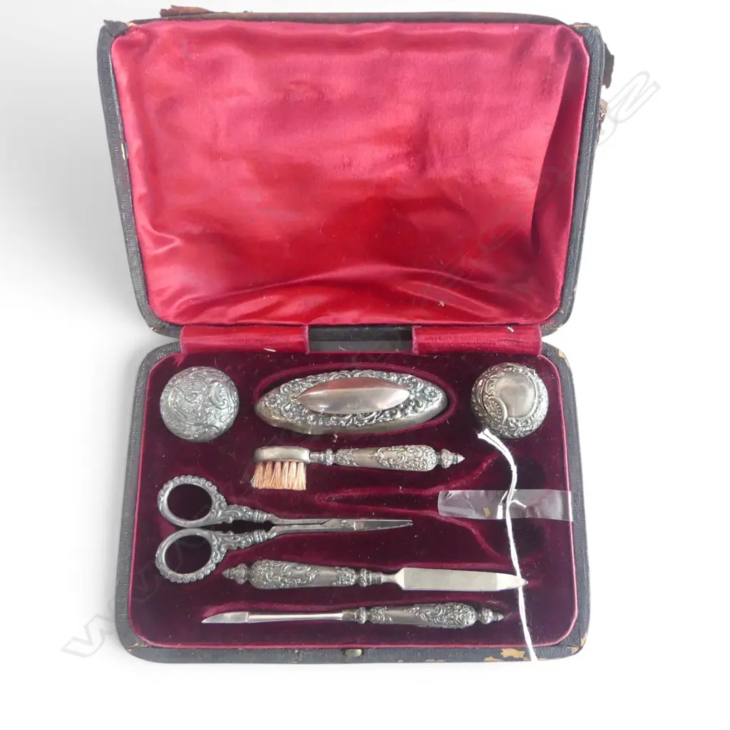7 PCE STG SILVER MANICURE SET (CASE FAULTED) Image 1++