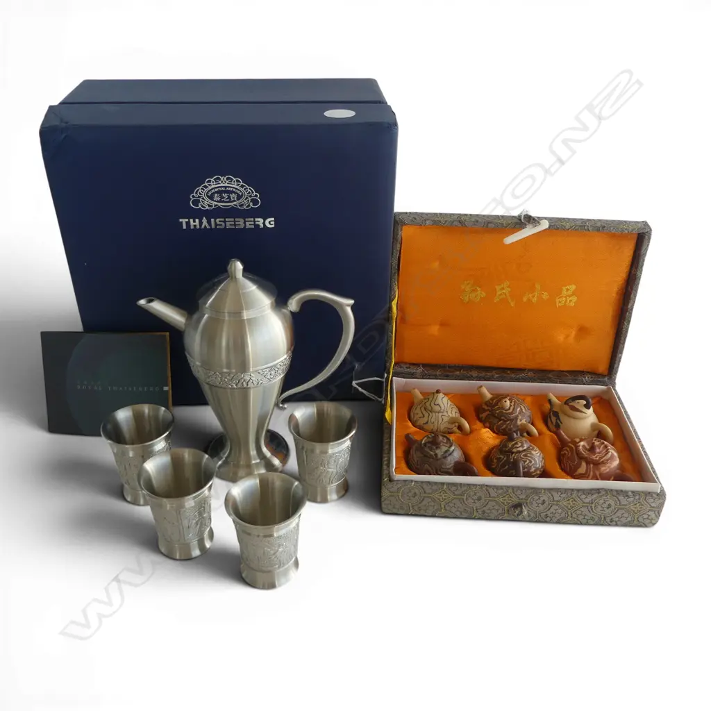 BOXED ROYAL THAISEBERG PEWTER COFFEE SET + CASE OF 6 MINIATURE TEAPOTS Image 1++