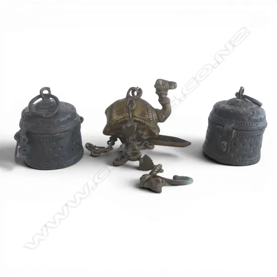 2 OMANI INCENSE BURNERS + BRASS CAMEL FORM LAMP H.110mm