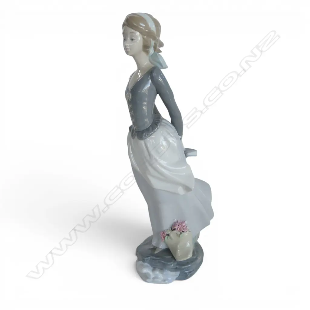 LLADRO FIGURINE #4922 SEA BREEZE H.350mm some petals chipped Image 1++