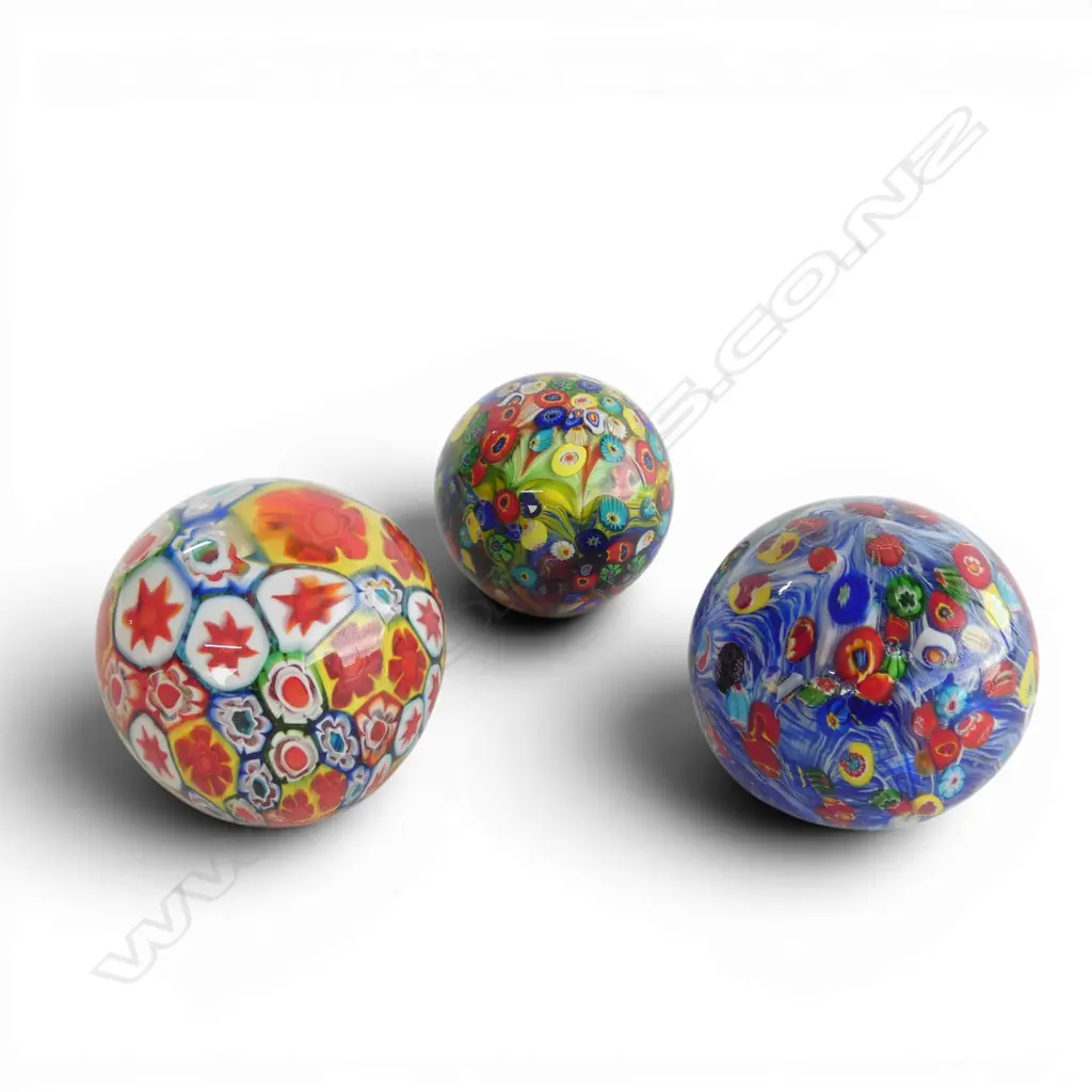 3 MURANO STYLE ART GLASS PAPERWEIGHTS H.100mm Image 1++