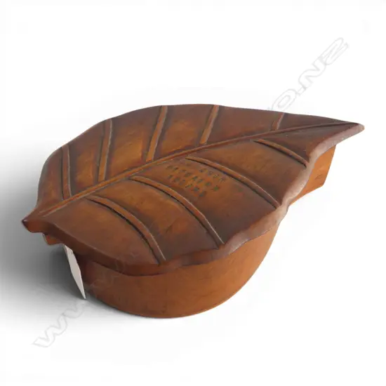 PITCAIRN ISLAND BOX IN THE SHAPE OF A LEAF L.240mm  (lid requires adjustment)