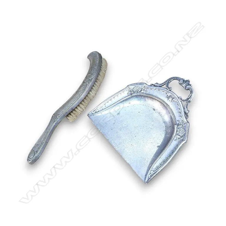 VINTAGE SILVER-PLATED CRUMB SET OFTEN REFERRED TO AS A SILENT BUTLER OR TABLE SWEEPER Image 1++