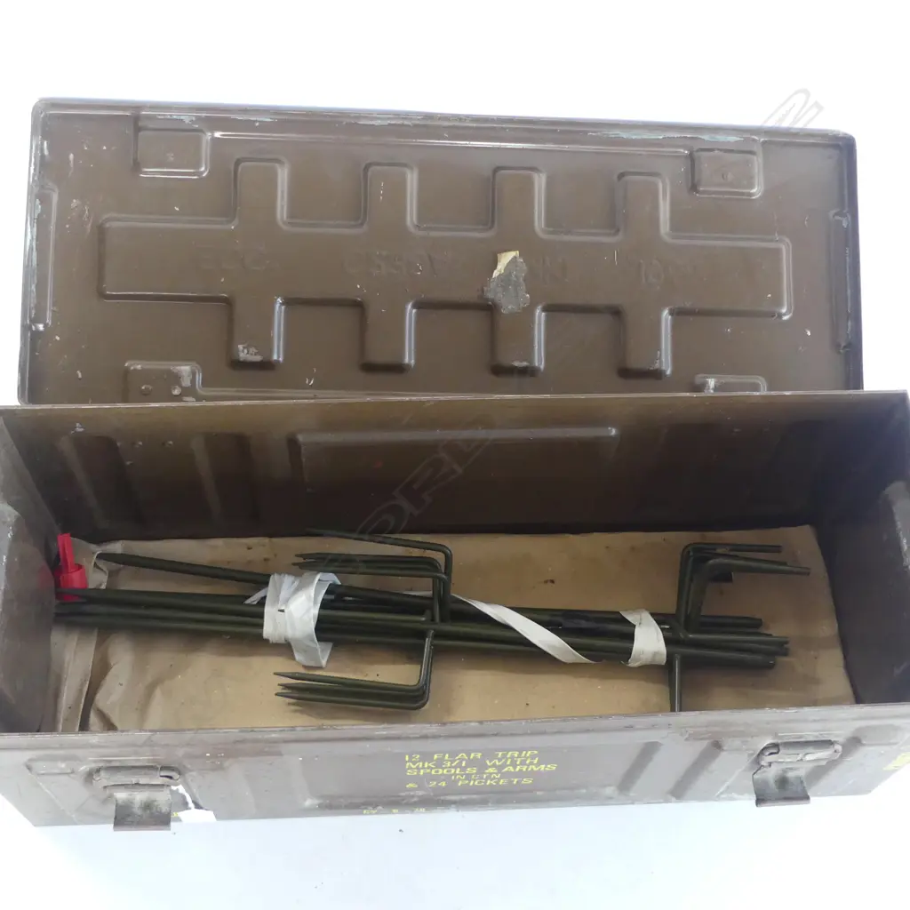 2 VINTAGE MILITARY AMMO CASES Incl. pickets Image 1++