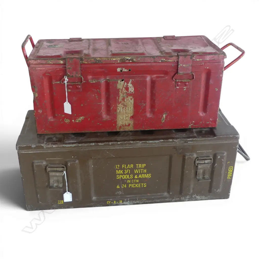 2 VINTAGE MILITARY AMMO CASES Incl. pickets Image 1++