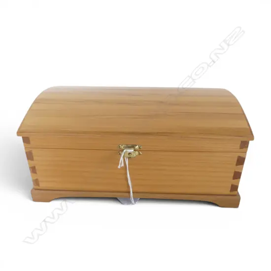 HANDMADE WOODEN BOX; KAURI w. RIMU TRIM, DOVETAILED & VELVET LINED W.245mm
