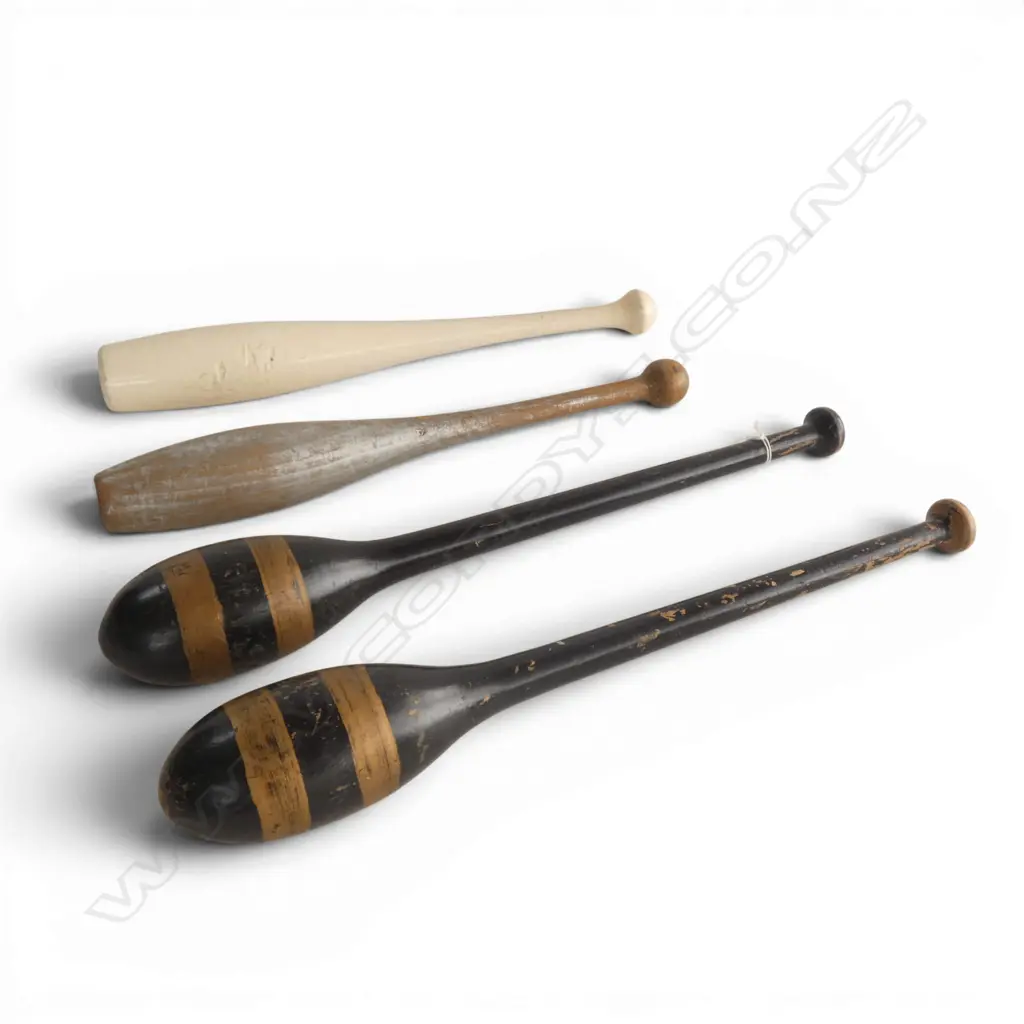 4 WOODEN JUGGLING CLUBS (PR + 2) L.480mm Image 1++