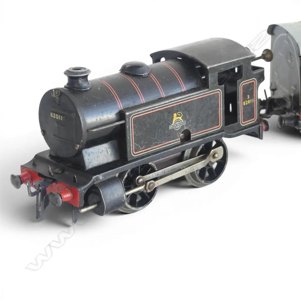 VINTAGE HORNBY MODEL RAILWAY LOCOMOTIVE TYPE 40 MODEL, BRITISH RAILWAYS LIVERY, 82011 CAB SIDE, WIND-UP + 3 CARRIAGES Image 1++