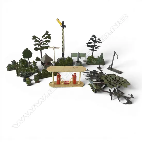 DIE CAST MODEL STRUCTURES; HORNBY CHESTNUT TREES & BUSHES to accompany Hornby Railway model set