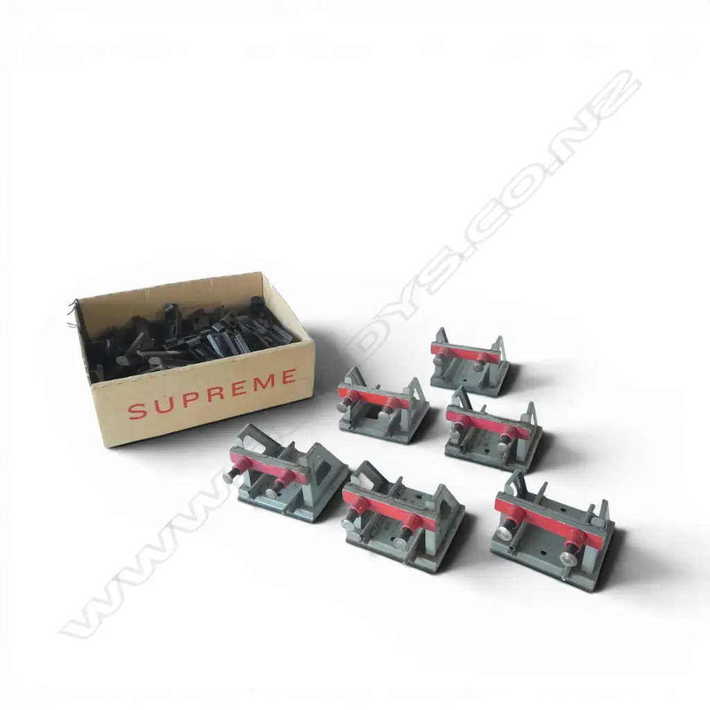 LRG QTY VINTAGE HORNBY MODEL RAILWAY CLIPS & 6 BUFFER STOPS Image 1++