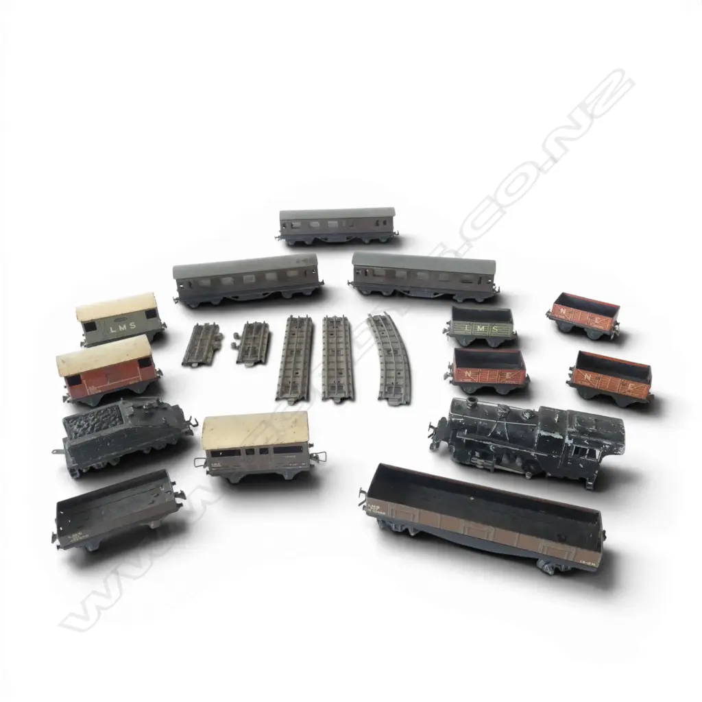VINTAGE TRIX TWIN RAILWAY MODEL '00' GAUGE LOCOMOTIVE, TENDER , WAGONS & CARRIAGES Image 1++