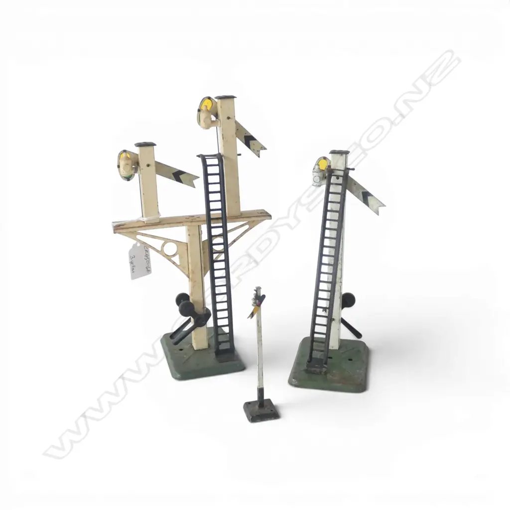 3 VINTAGE HORNBY '0' GAUGE TINPLATE JUNCTION SIGNALS, YELLOW FLAG Image 1++