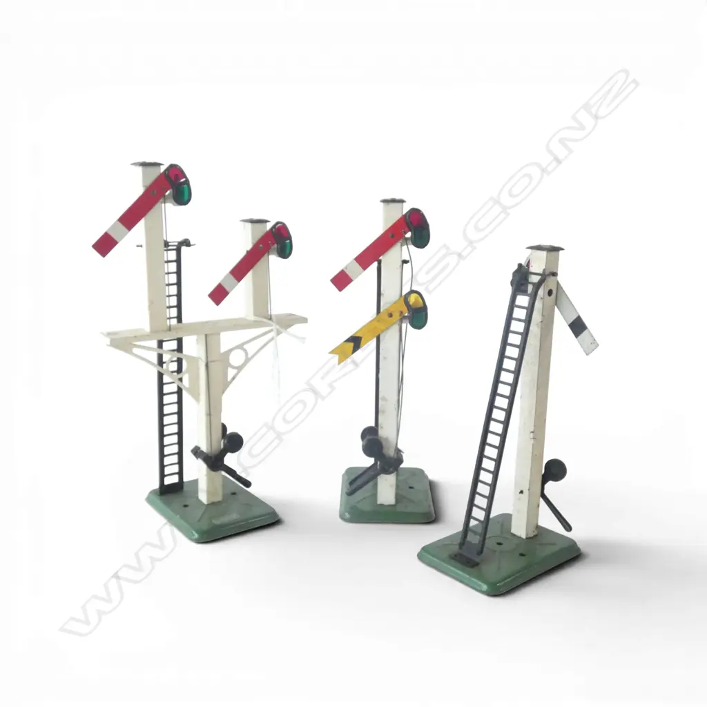 3 VINTAGE HORNBY '0' GAUGE TINPLATE JUNCTION SIGNALS, RED FLAG Image 1++