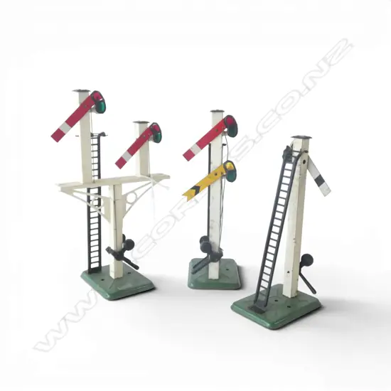 3 VINTAGE HORNBY '0' GAUGE TINPLATE JUNCTION SIGNALS, RED FLAG