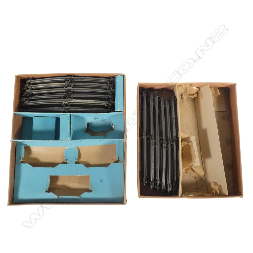 3 VINTAGE HORNBY TRAIN SET BOXES, 2 w ??PCS '0' GAUGE RAIL TRACK, 1 EMPTY Image 1++