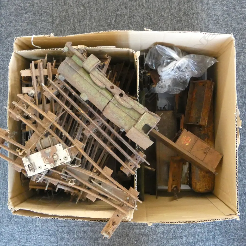 COLLECTION OLD RUSTED '0' GAUGE HORNBY RAIL TRACK ENGINE CARRIAGES ETC Image 1++